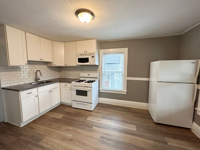 Building Photo - Price Reduced! Adorable Sellwood 1 Bedroom...