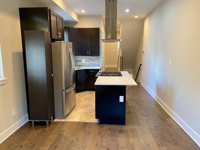 Foto del edificio - Newly Renovated 3-Bedroom Apartment in Bre...