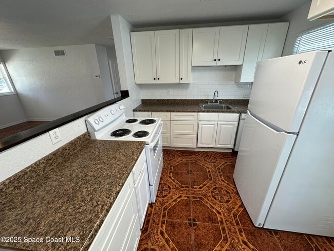Building Photo - 2033 Robinhood Dr