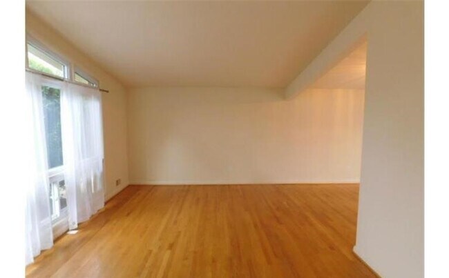 Foto del edificio - Great 4BR 3BA 4 level split minutes to NIH...