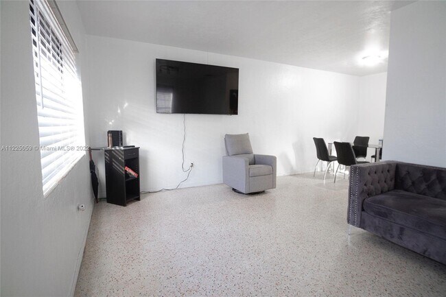 Foto del edificio - 3340 NW 17th St