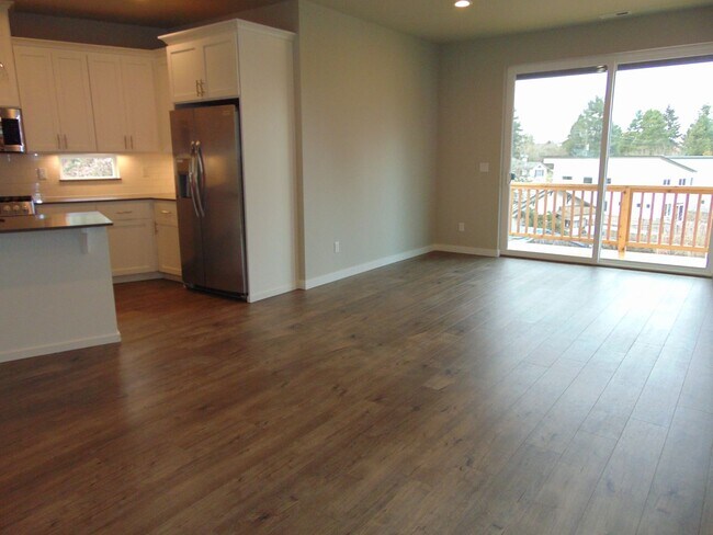 Building Photo - Beautiful 4 Bedroom Contemporary Luxury Ho...