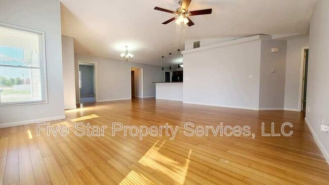 Building Photo - 1406 School House Ln