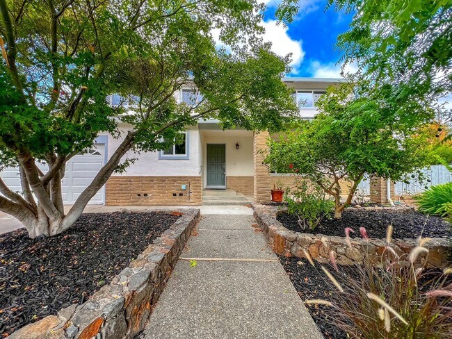 Foto del edificio - Charming Browns Valley Four Bedroom Home