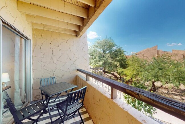 Foto del edificio - 8055 E Thomas Rd