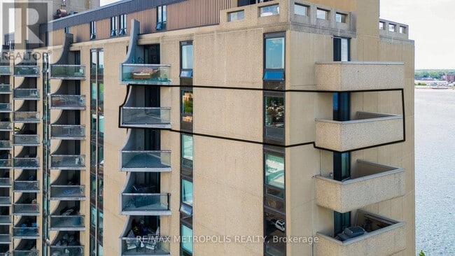 Photo du bâtiment - 155 Front St N