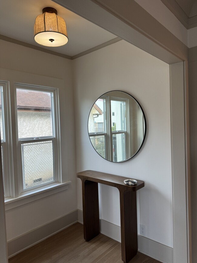 Building Photo - 1121 N Heliotrope Dr