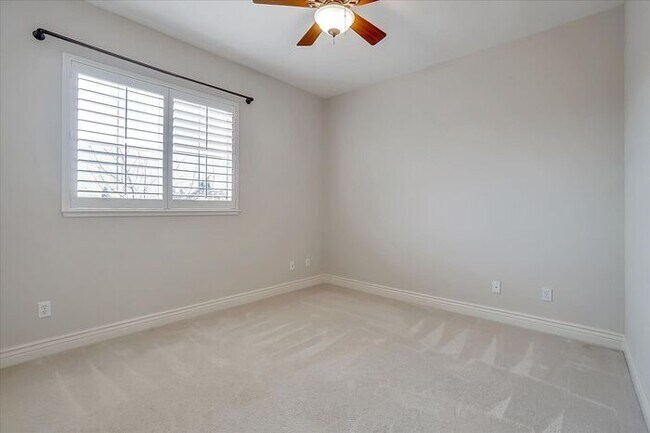 Foto del edificio - CLEAN AND GORGEOUS 4 BEDROOM, 3 BATH, 2 ST...