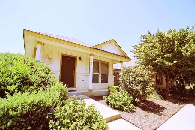 Foto del edificio - 2 bedroom 1 bath adorable home