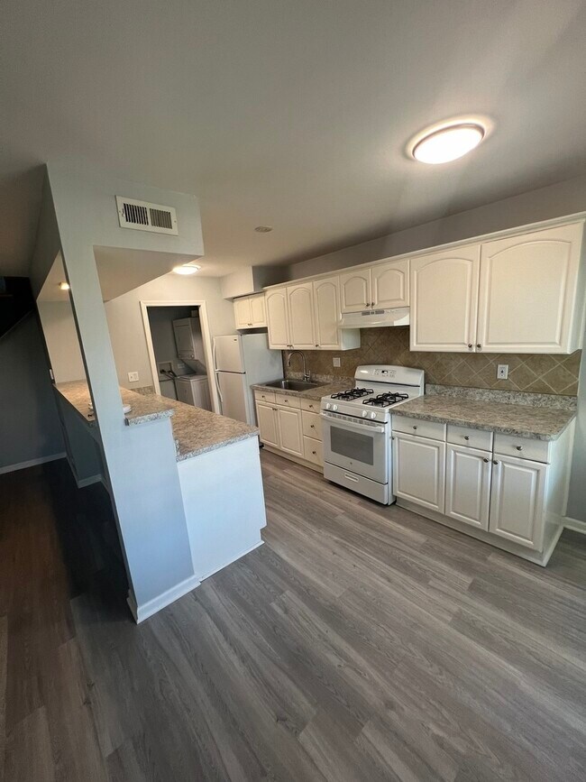 Building Photo - 1352 Cove Dr