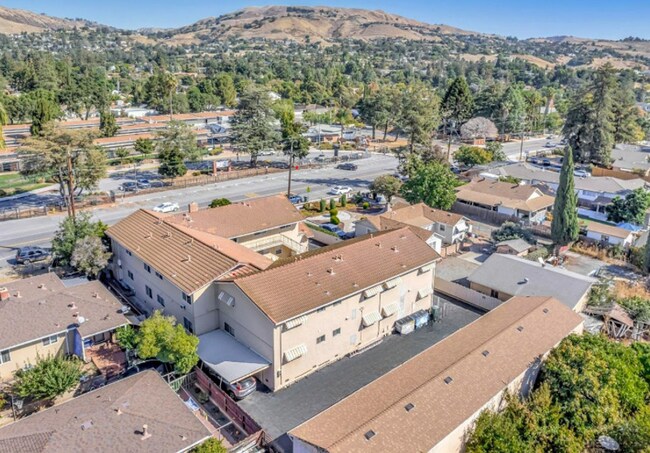 Building Photo - 133 Kirk Ave