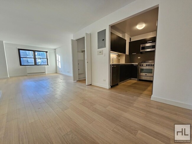 Building Photo - Luxury 1 Bed, 1.5 Bath on 23rd Floor in Mu...