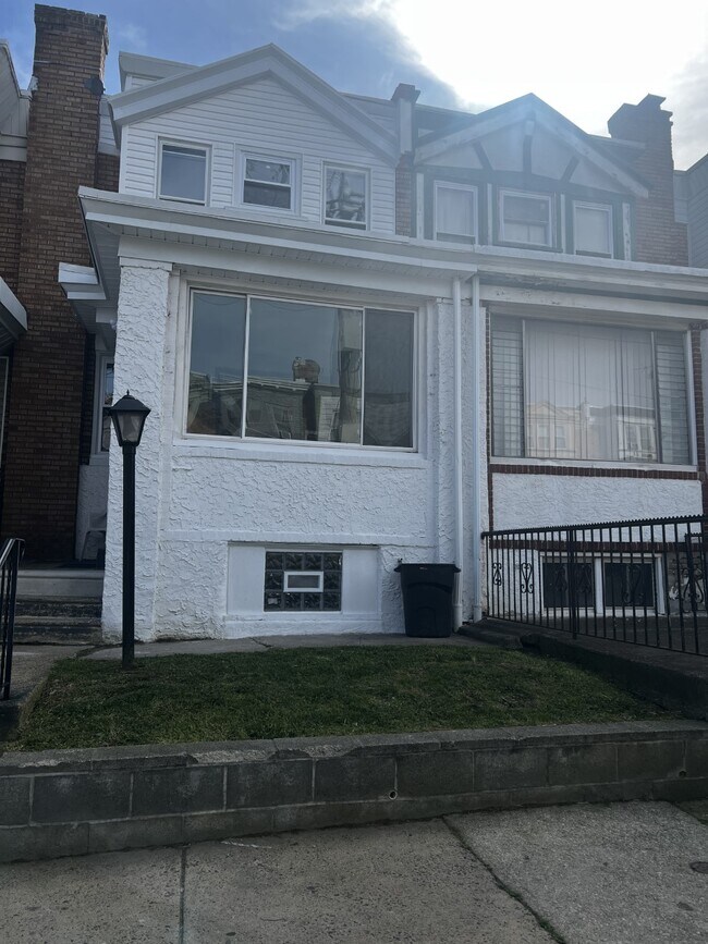 Building Photo - 5913 N 21st St