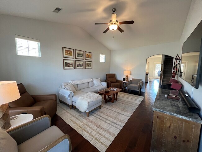 Foto del edificio - 2028 Gracious Dr