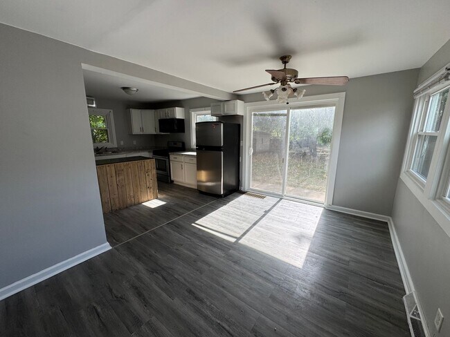 Building Photo - 2 Bedroom 1 Bath House in Rock Island