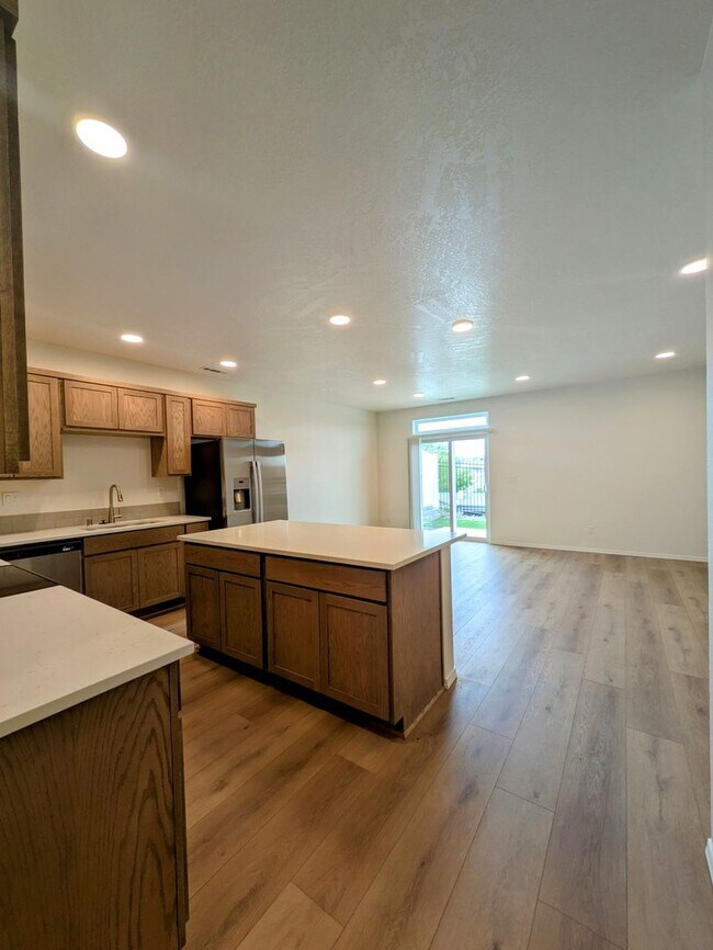 Foto del edificio - New Townhome for Rent in Southridge Area