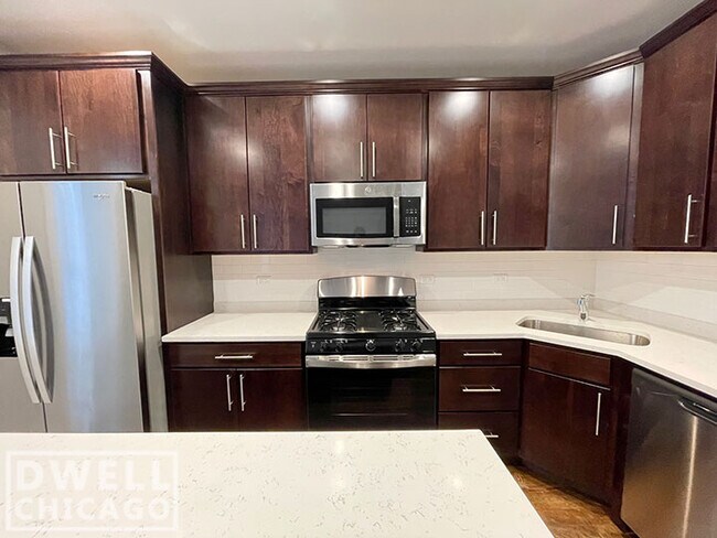 Building Photo - 728 W Briar Pl