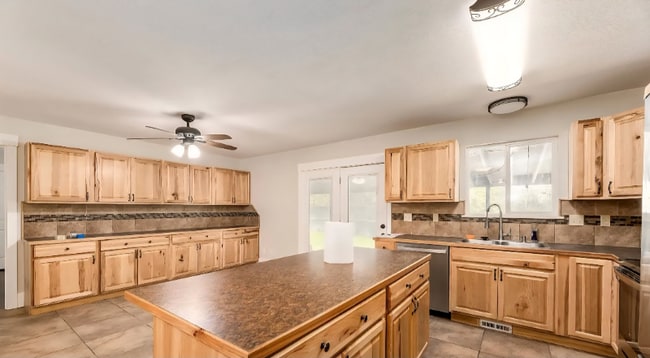 Building Photo - 7899 Apache Ln