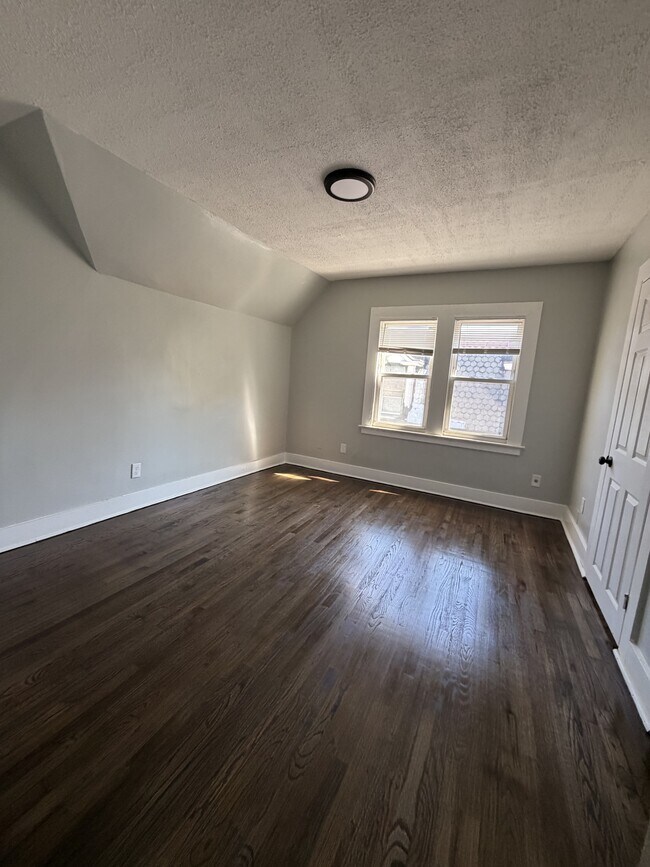 Building Photo - 599 Elm St