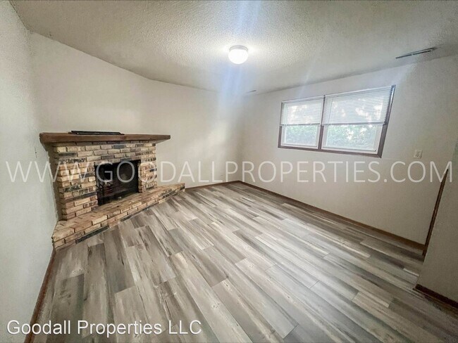 Building Photo - 2 br, 1 bath House - 502 SE Magazine Rd
