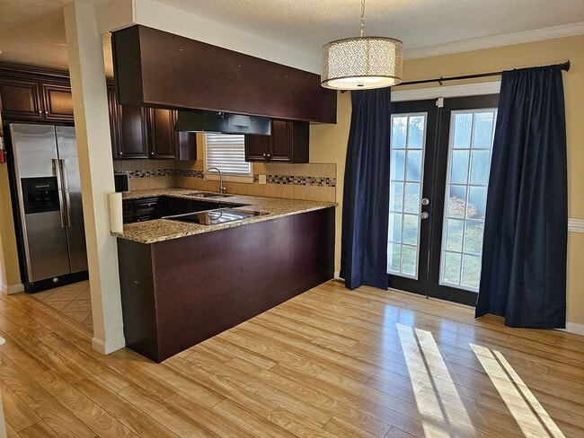 Building Photo - 4 Bedroom 2 bath home,