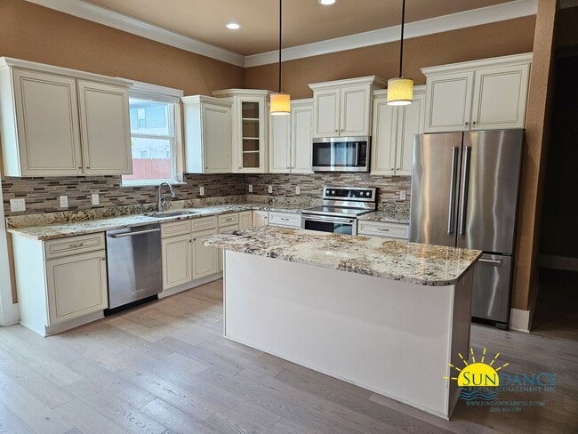 Building Photo - Destin Oaks Townhouse with Community Pool!