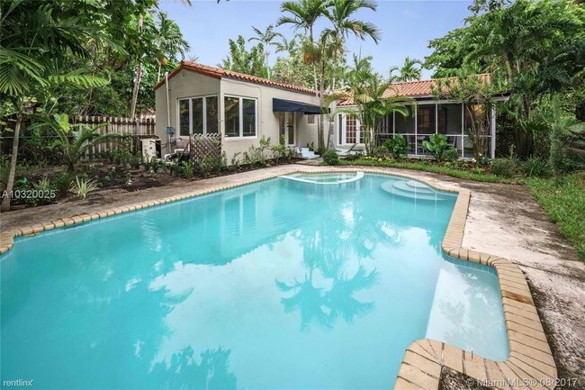 Foto del edificio - 830 NE 71st St