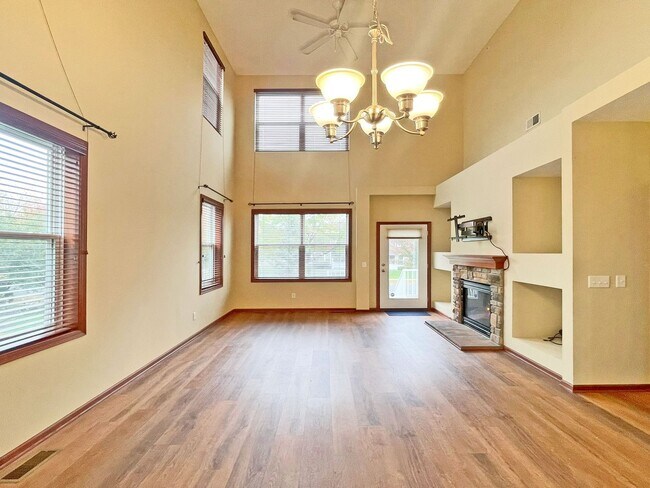 Foto del edificio - Spectacular SPACIOUS 3 Bedroom Plus Giant ...