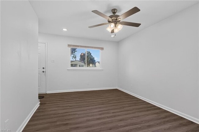 Building Photo - 3044 Camelot Blvd