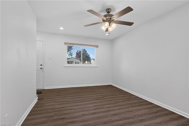 Foto del edificio - 3044 Camelot Blvd