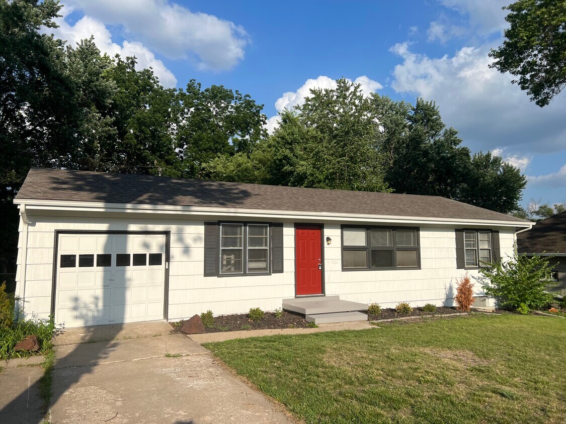 8513 Glenwood St, Overland Park, KS 66212 House Rental in Overland Park, KS