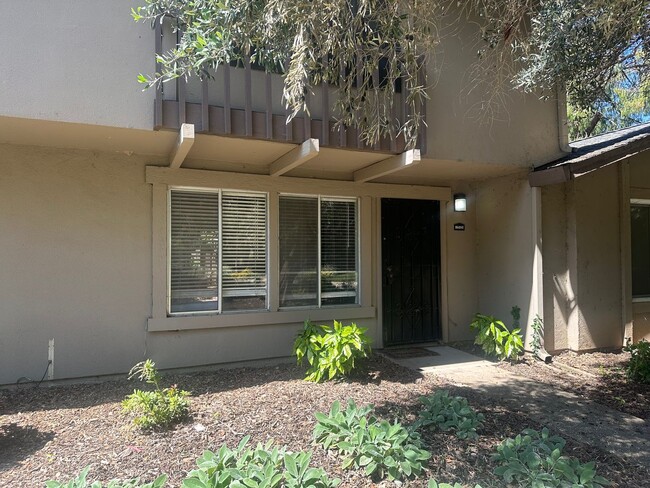 Foto del edificio - Updated 3 Bedroom 2 Bathroom Townhome with...