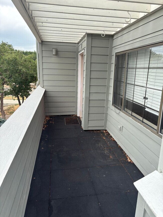 Foto del edificio - Top Floor 2 Bed 1.5 Bath Two Story Condo I...