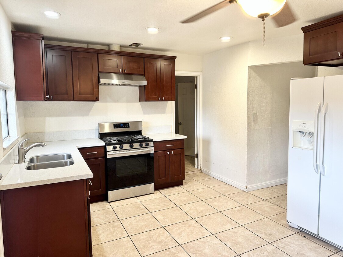 Primary Photo - 871 Avocado Ave
