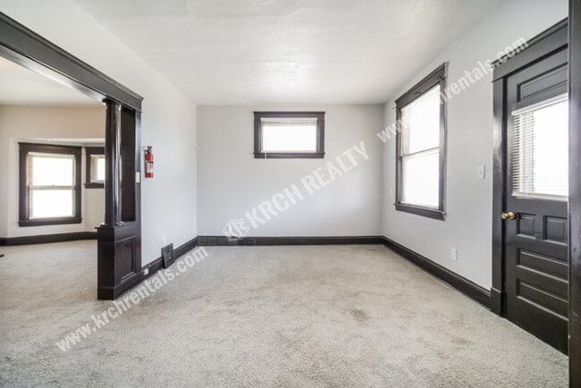 Building Photo - 2-Bedroom Unit Located in Broadway - Slavi...