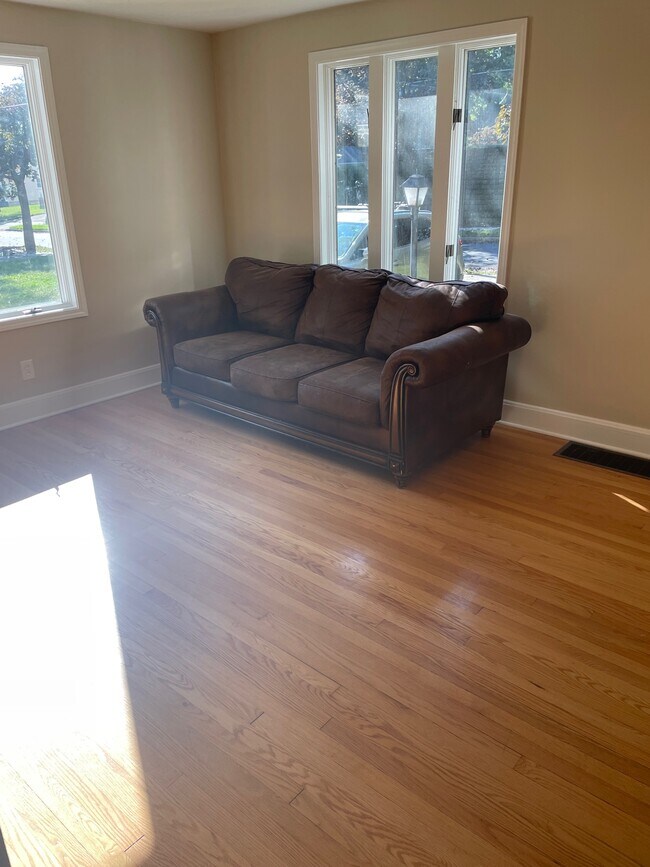 living room - 1293 Leonora Ave
