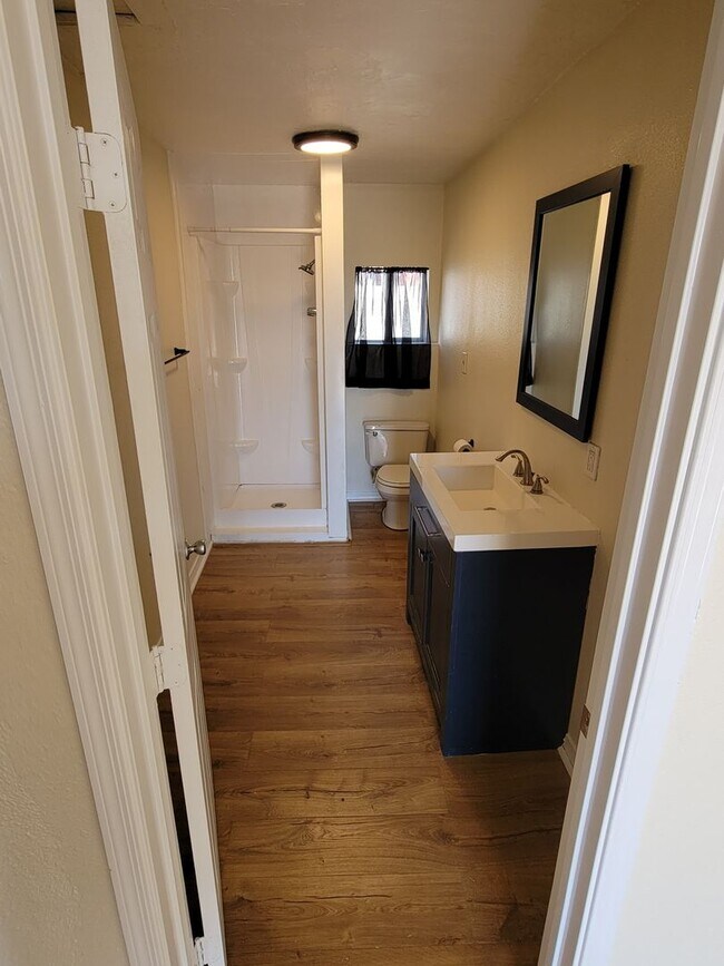 Building Photo - 2 Bedroom 1 Bath Single Family Home in Cen...