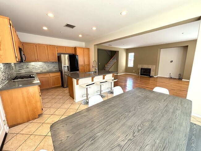 Foto del edificio - Executive Style Vista Home at an Affordabl...