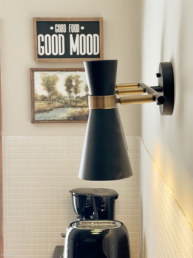 Building Photo - 1 br, 1 bath Duplex - 3921 North Thomas Av...