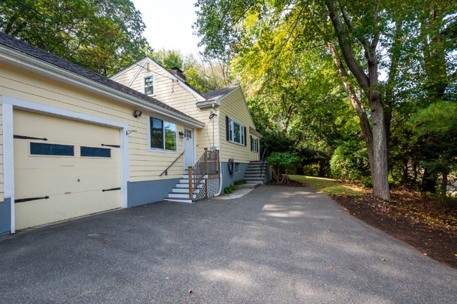 Building Photo - 215 Blue Hill Dr