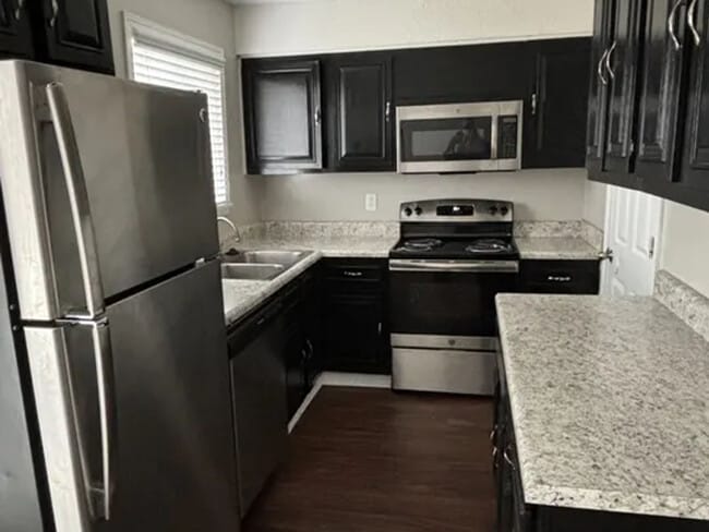 Building Photo - Charleston Square Townhomes