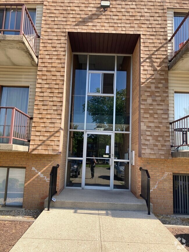 Eagles Lake Condominiums Apartments under 1,500 Cincinnati, OH 1