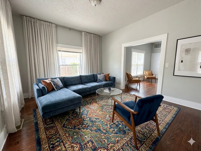 Foto del edificio - Vintage Charm Meets Modern Hosting: The Ultimate 4-Bedroom meets modern.