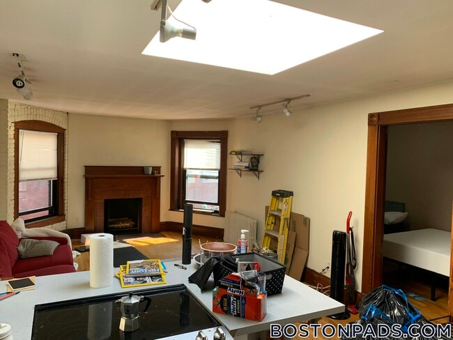 Building Photo - 849 Beacon St