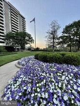 Building Photo - 1800 Old Meadow Rd