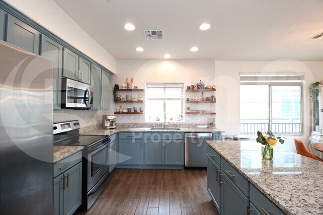 Foto del edificio - 240 W Juniper Ave