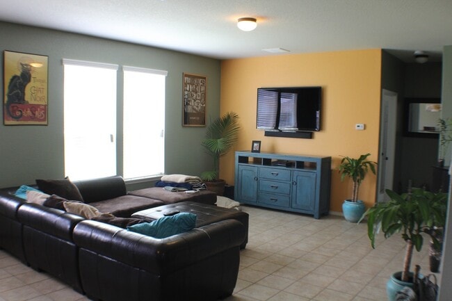 Building Photo - Beautiful Lennar built 5 bedroom / 3 full ...