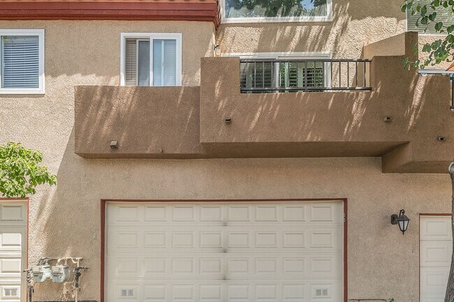 Building Photo - Beautiful 2 + Loft Home in the Gated Mount...