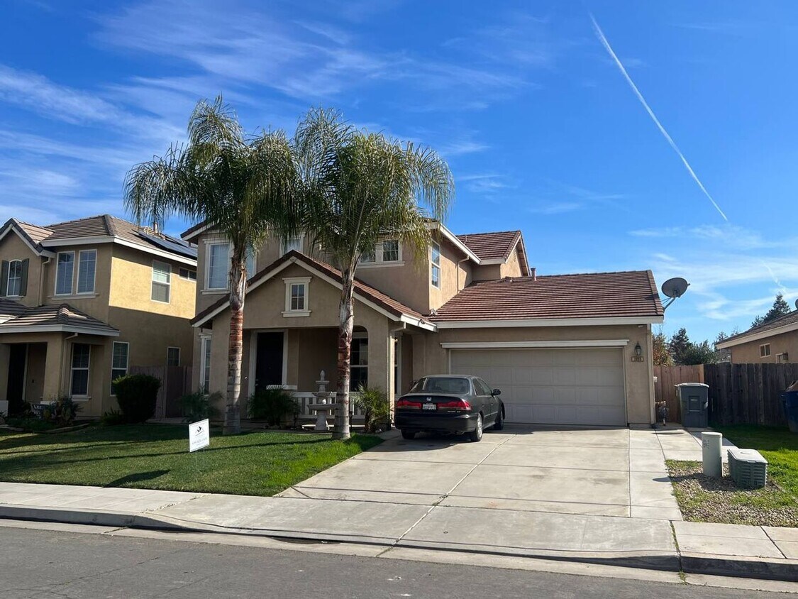 Primary Photo - Spacious 4 Bed, 3 Bath Home in Madera – Pe...