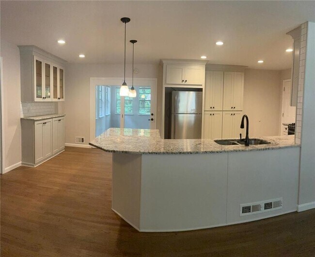 Building Photo - 1744 Oak Ridge Way NW
